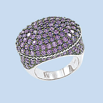 Women's ring with zirconia 