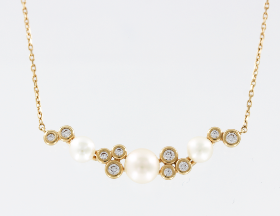 Necklace with pearls and zirconia 