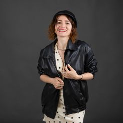 Ретро-шарм с характером и улыбкой, которую запоминают. 