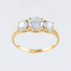 Women's ring with zirconia 