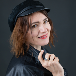 Ретро-шарм с яркой харизмой. 