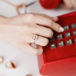 Women's ring with zirconia 