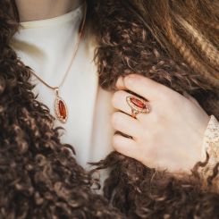 Pendant with amber 