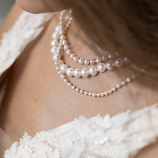 Necklace with pearls 