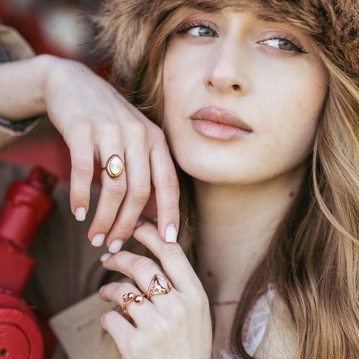 Retro flair with confident elegance – jewelry with character for stylish looks. 