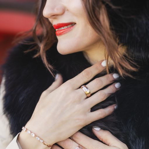 Women's ring with zirconia 