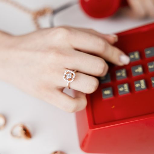 Women's ring with zirconia 