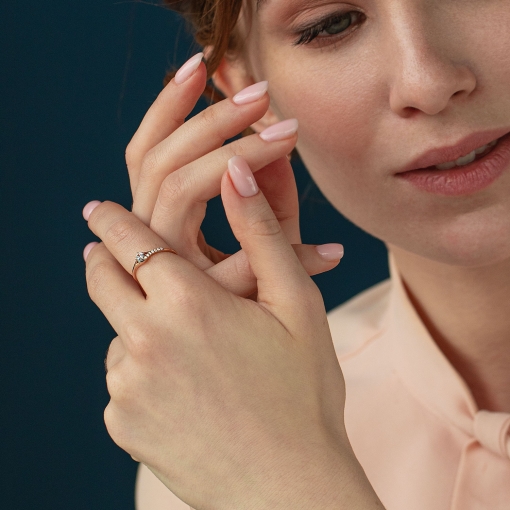 Women's ring with zirconia 