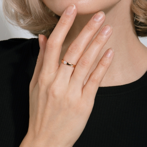 Women's ring with zirconia 
