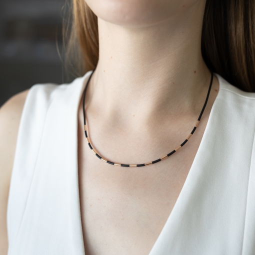 Collier aus Kautschuk und Rotgold 50 cm