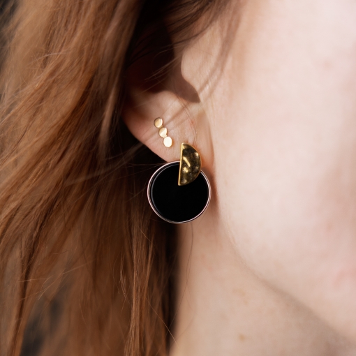 Gilded stud earrings with onyx 