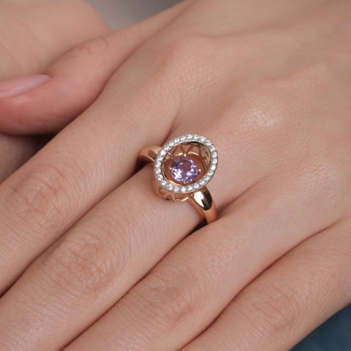 Damenring mit tanzendem Amethyst und Zirkonia 