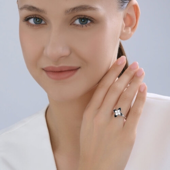 Women's ring with zirconia and enamel 