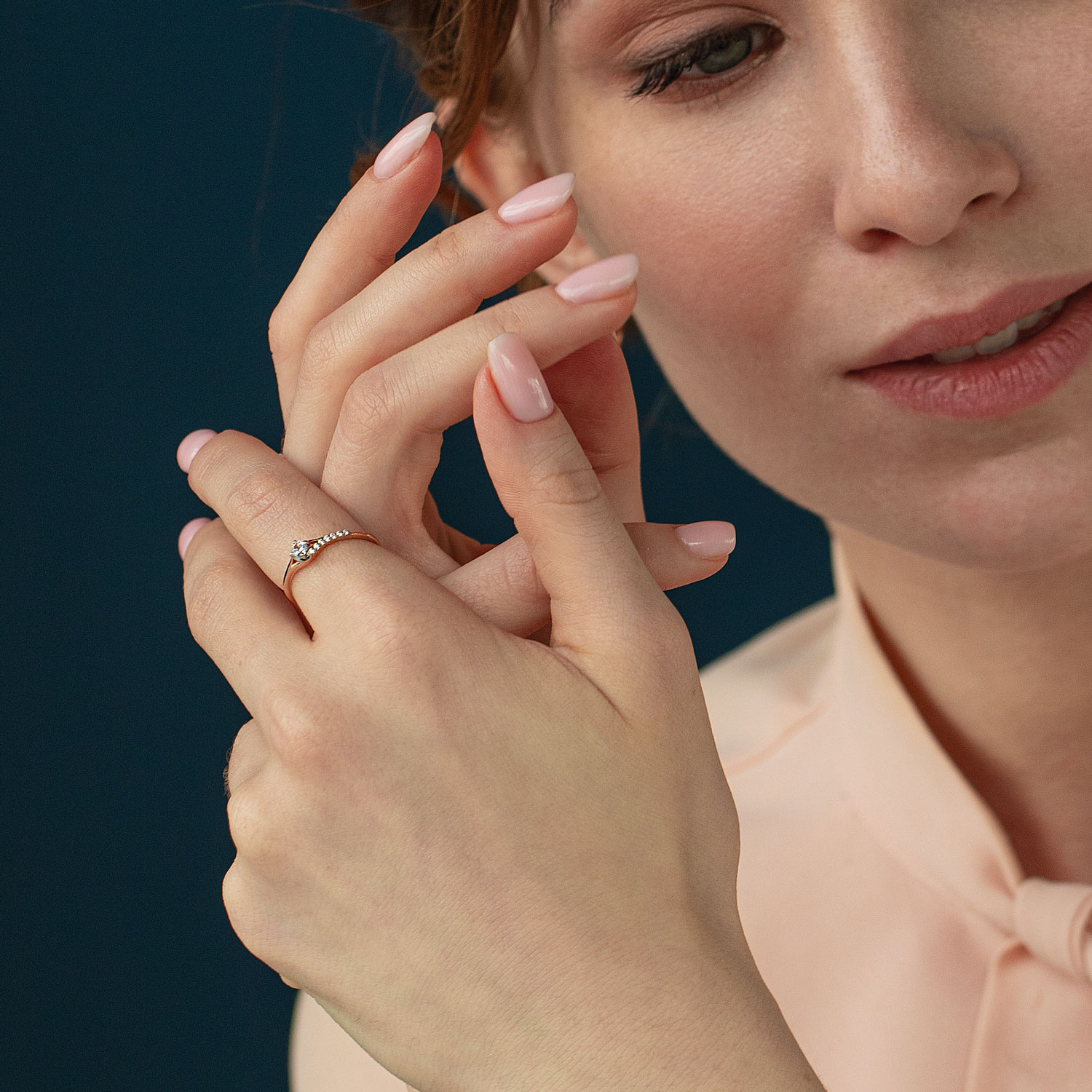 Women's ring with zirconia 