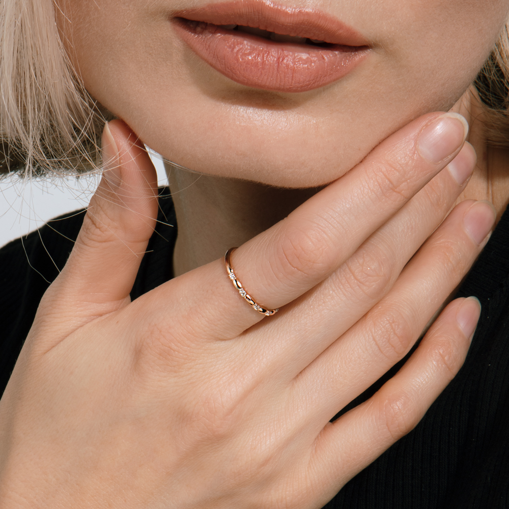 Women's ring with zirconia 