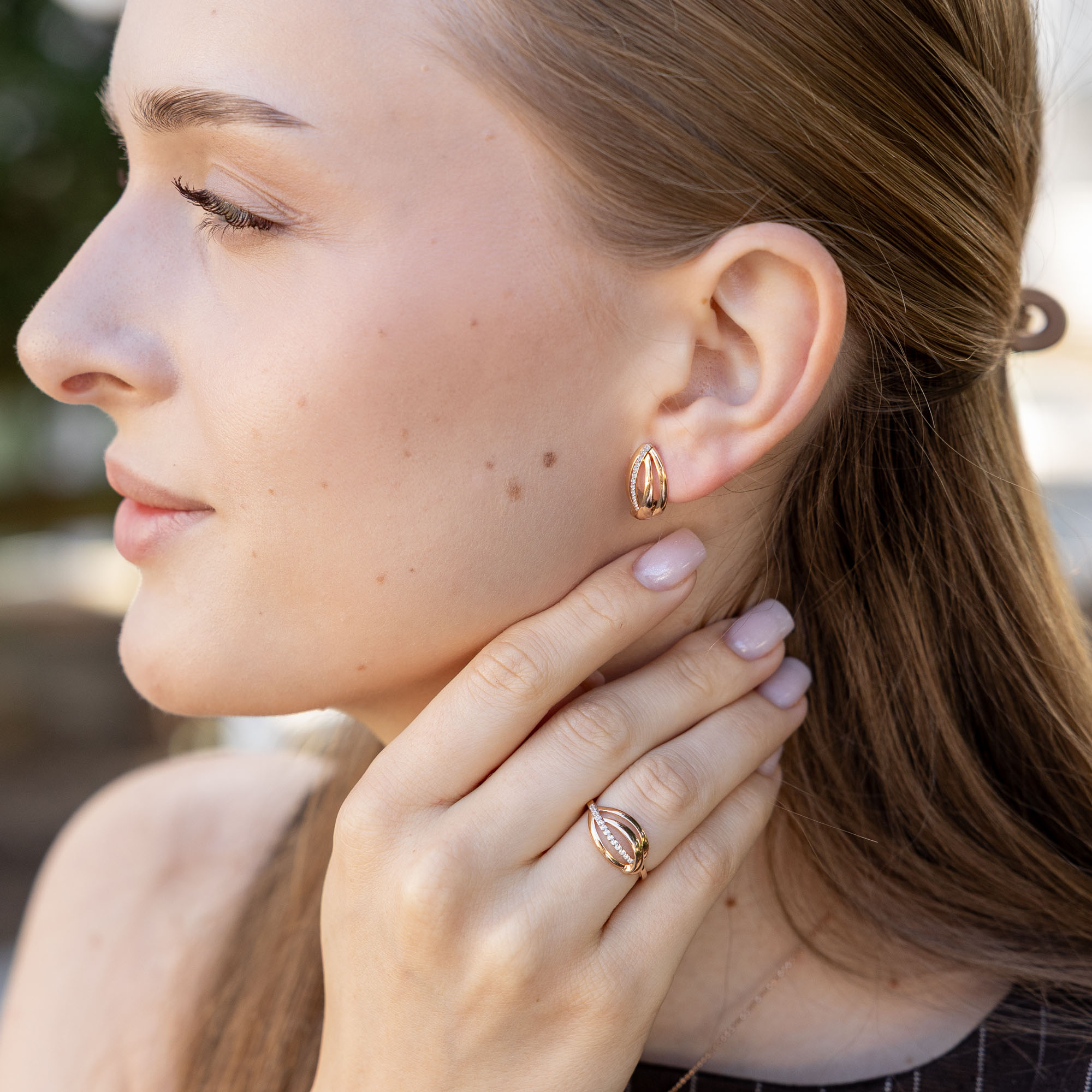 Women's ring with zirconia 