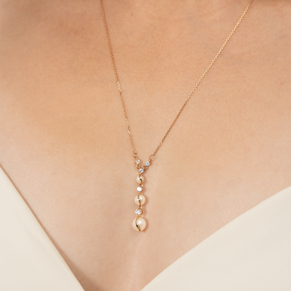 Collier mit Perlen 