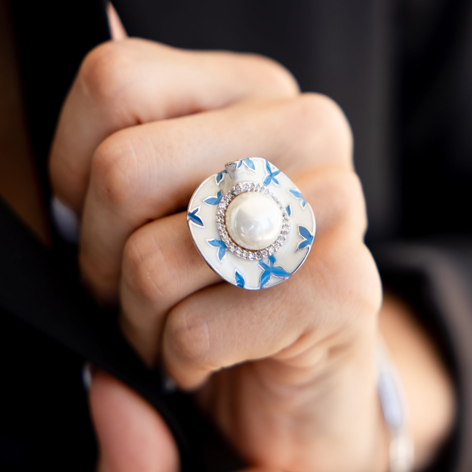 Women's ring with pearl, enamel and zirconia 