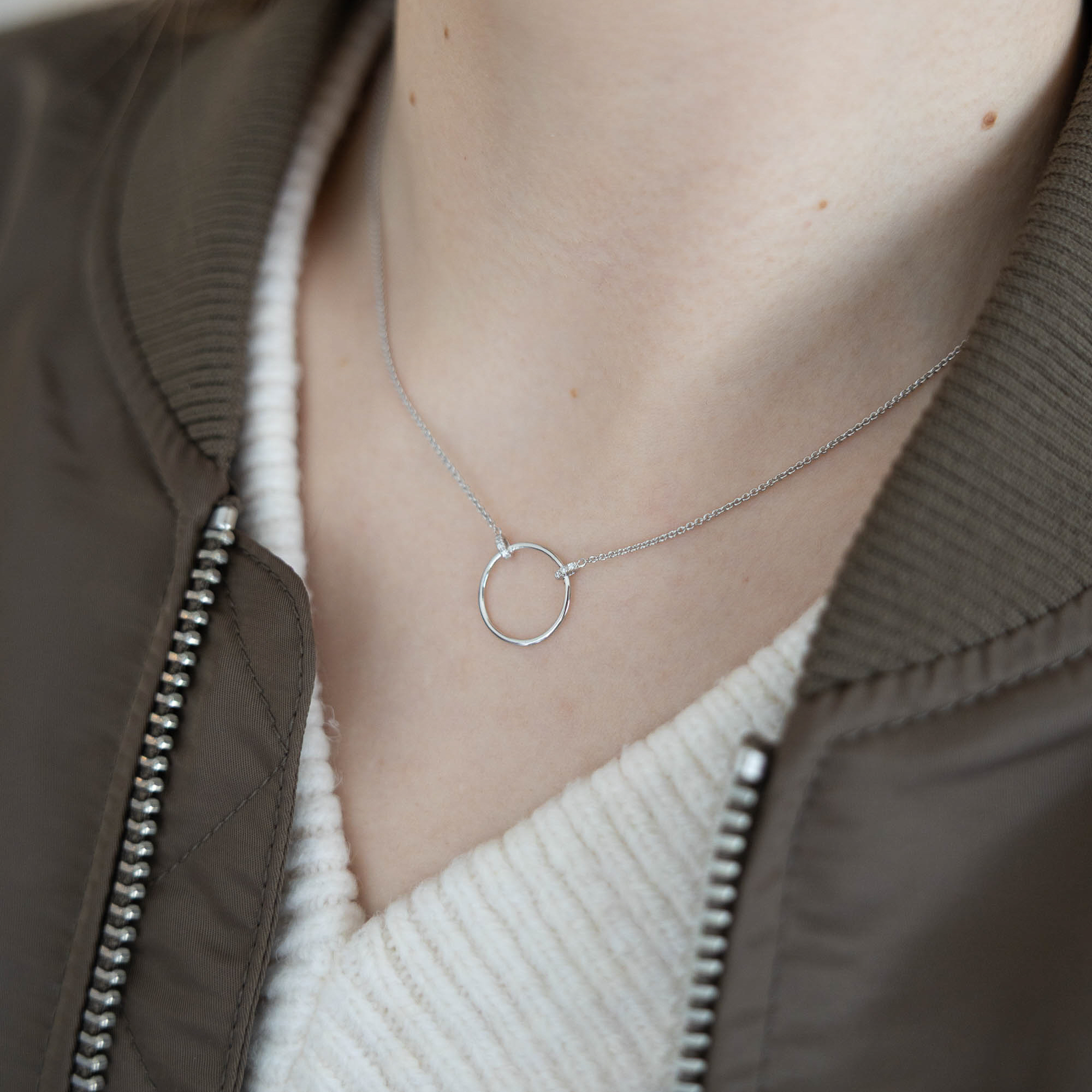 Necklace with zirconia 
