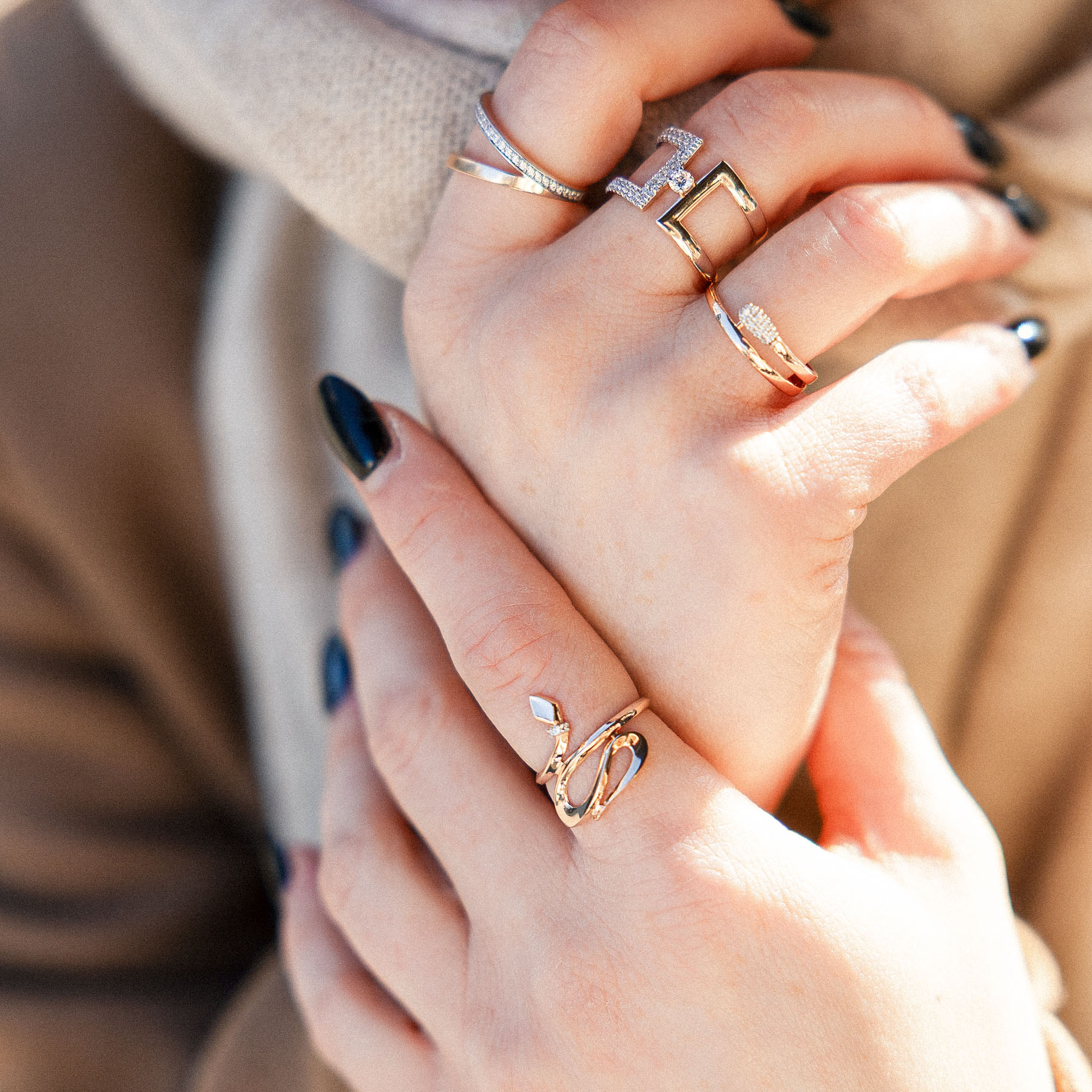 Women's ring with zirconia 