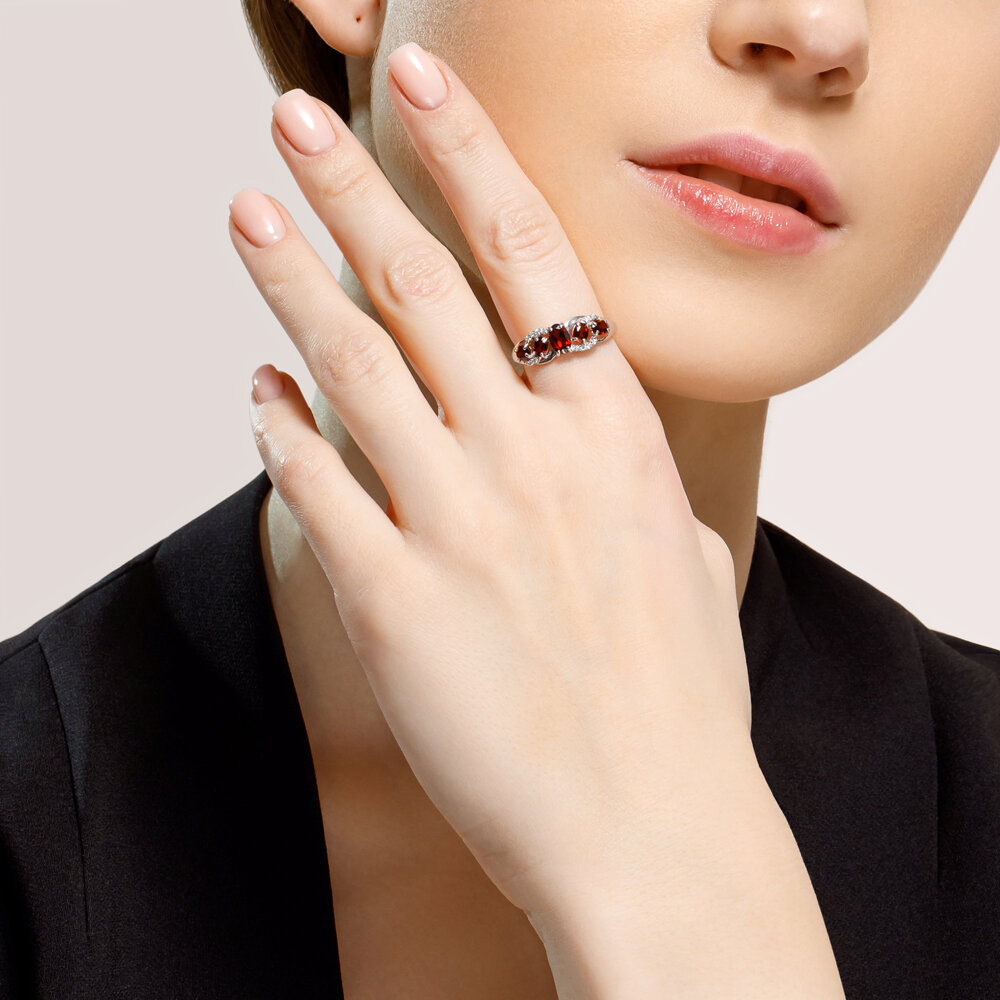 Women's ring with garnets and zirconia 