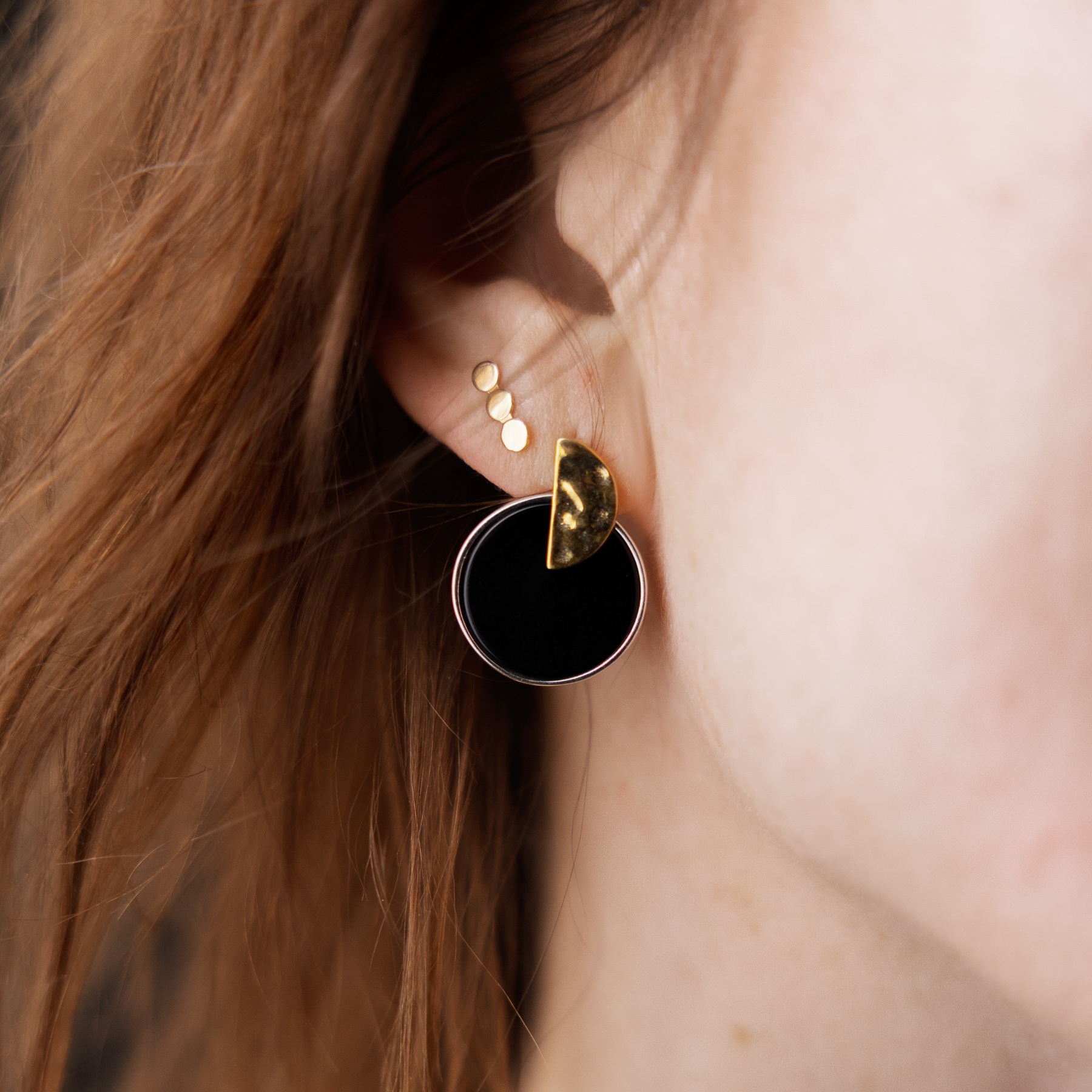 Gilded stud earrings with onyx 