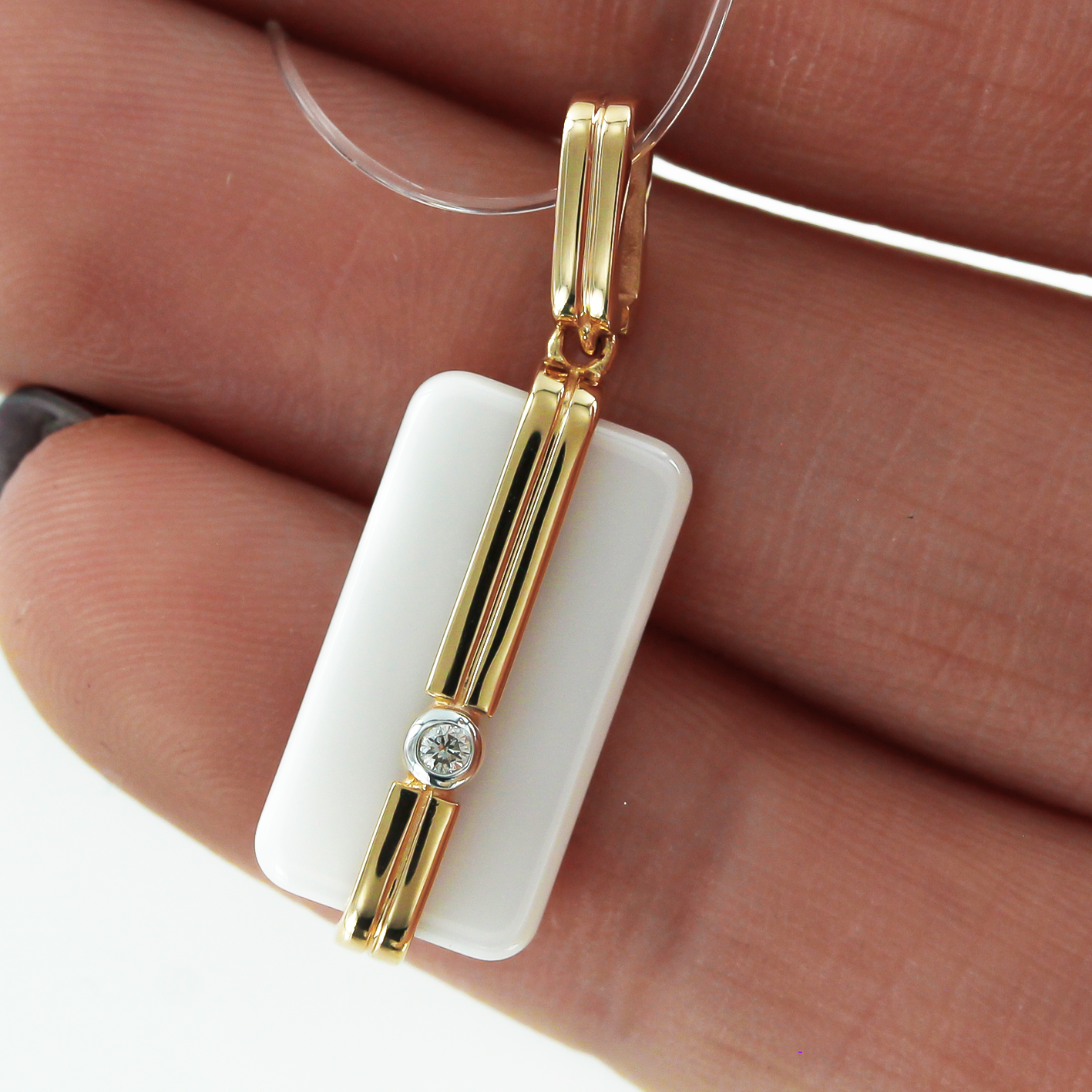 Pendant in white ceramic with diamond 