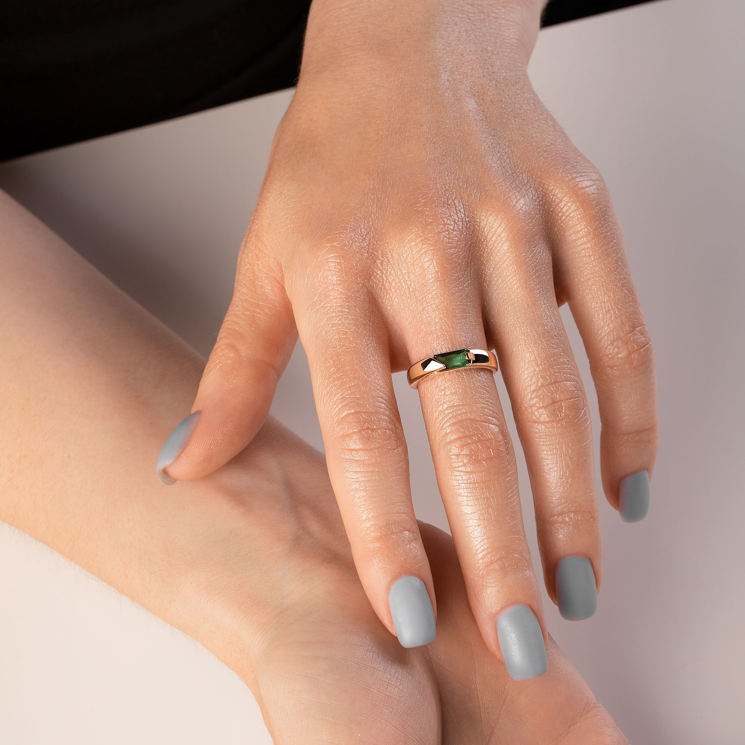 Women's ring with sitall 