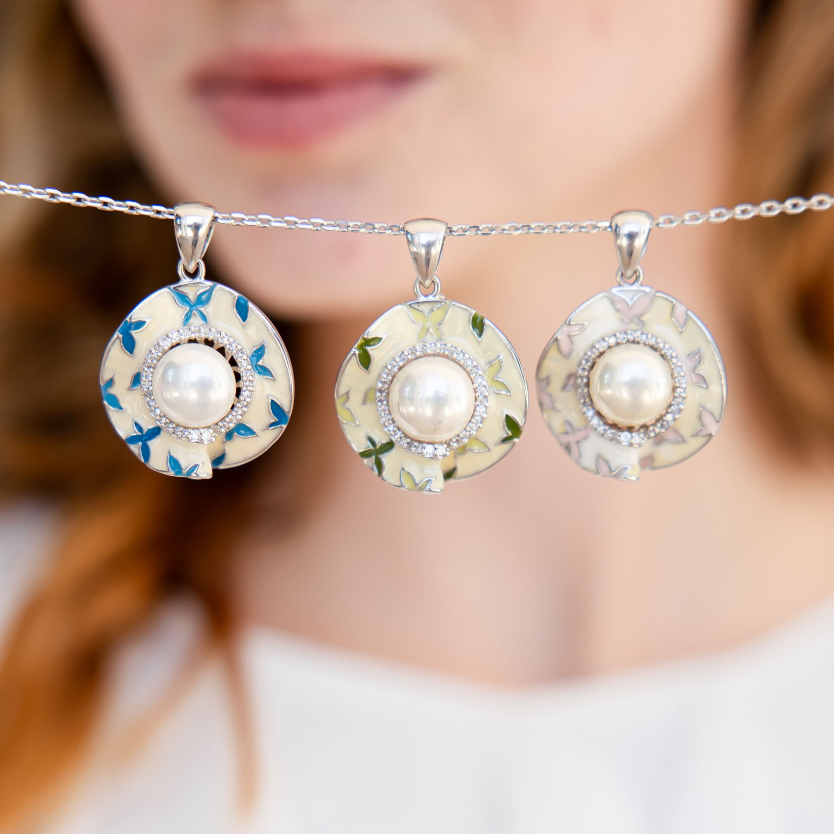 Pendant with pearl, enamel and zirconia 