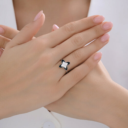 Women's ring with zirconia and enamel 