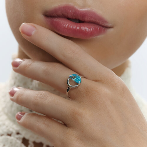 Women’s ring with zirconia 